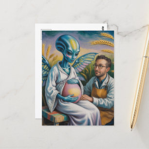 Carte Postale Alien enceinte avec ailes dans le champ de blé