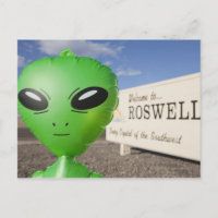 Alien gonflable avec panneau Bienvenue à Roswell e