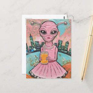 Carte Postale Alien surréaliste en rose avec jus d'orange