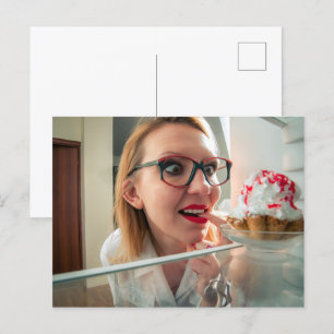 Carte Postale Amusante fille regardant dans le réfrigérateur