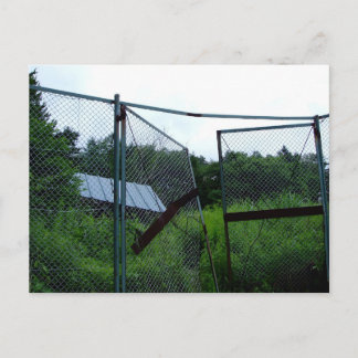 Carte Postale An abandoned house beyond the broken fence.