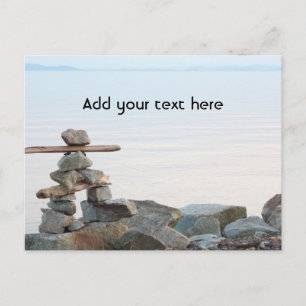 Carte Postale Art de l'empilement de roches par la plage. photo