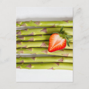 Carte Postale Asperges vertes avec fraises vue supérieure