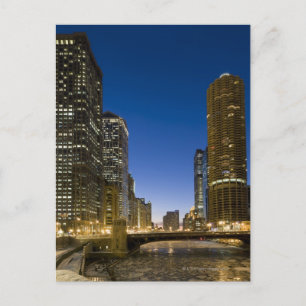 Carte Postale Au crépuscule, regardez la rivière Chicago gelée.