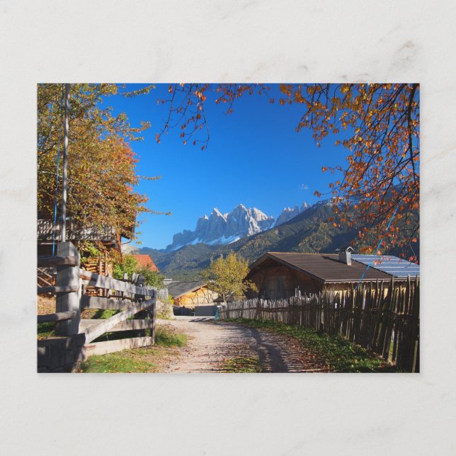Carte Postale Automne dans un village des Dolomites en Italie (Devant)