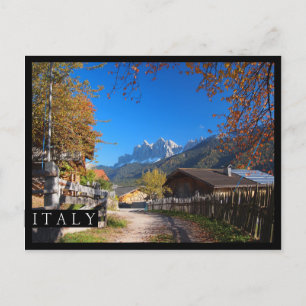 Carte Postale Automne dans un village des Dolomites en Italie