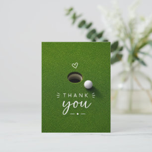 Carte Postale Balle de golf à côté du trou sur de l'herbe verte