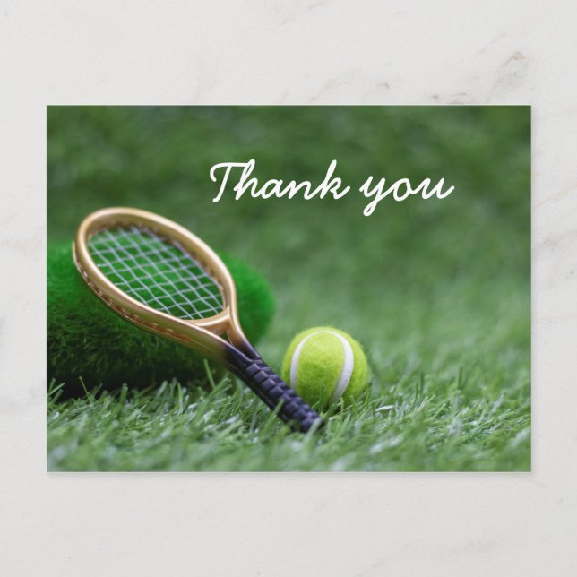 Carte Postale Balle de tennis et raquette sur gazon vert (Devant)