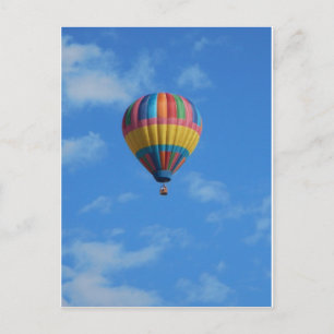 Carte Postale Ballon à air chaud arc-en-ciel volant dans le ciel
