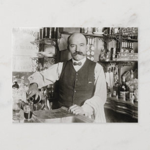 Carte Postale Barman versant une boisson, 1910