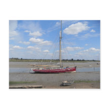 Bateau à voiles rouge