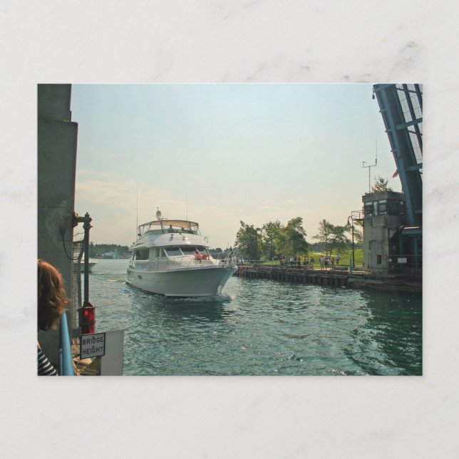 Carte Postale Bateau sous un Drawbridge, Charlevoix, Michigan (Devant)