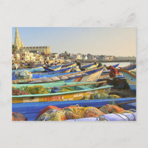 Carte Postale Bateaux préparés pour la pêche, L'église de