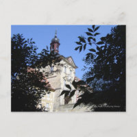 Bâtiment encadré d'arbre