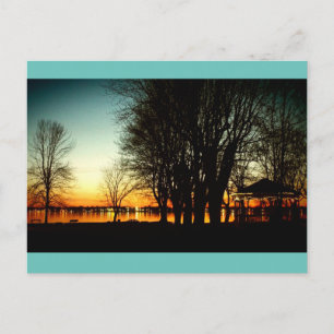 Carte Postale Beau kiosque à photographie et lac au coucher du s