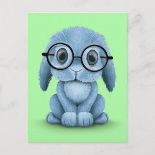 Carte Postale Bébé bleu mignon portant des lunettes sur vert
