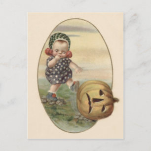 Carte Postale Bébé donnant des coups de pied dans la citrouille 