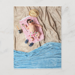 Carte Postale Bébé mignon se relaxant à la plage