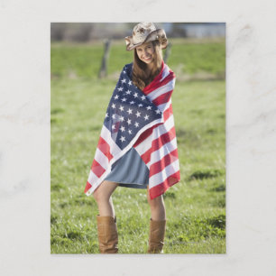 Carte Postale Belle cowgirl enveloppée dans le drapeau américain