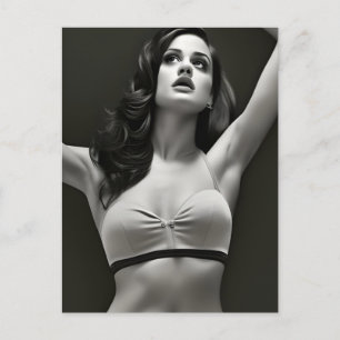 Carte Postale Belle dame noire et blanche en soutien-gorge de sp
