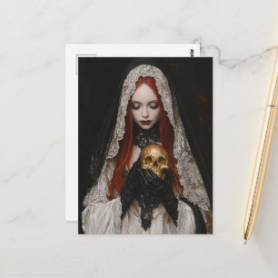 Carte Postale Belle femme aux cheveux roux avec un crâne en or
