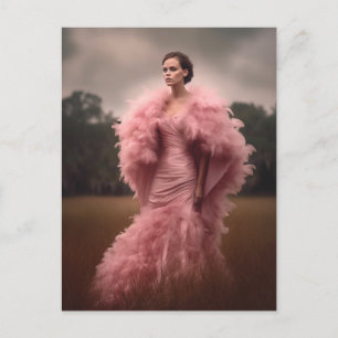 Carte Postale Belle femme dans une robe en plumes roses dans un