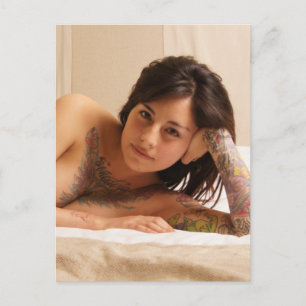 Carte Postale Belle fille avec tatouages photo