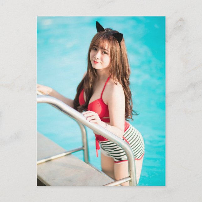 Carte Postale Belle fille japonaise à la piscine (Devant)