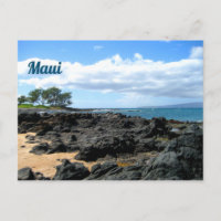 Belle plage de Maui avec rochers noirs