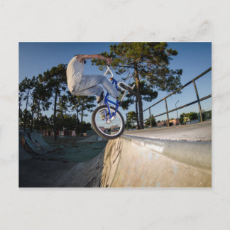 Carte Postale Bleu BMX Balancier sur le bord