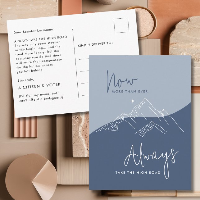 Carte Postale Bleu d'ardoise Prenez la route haute pour les séna (Slate Blue Mountains Take the High Road Motivational Quote Postcard for Senators)