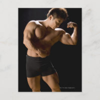 Bodybuilder masculin flexion des muscles, vue avan