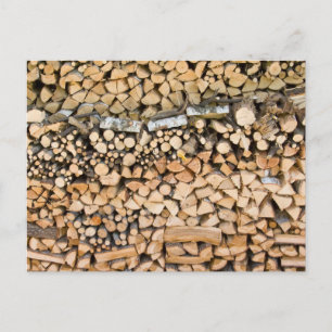 Carte Postale Bois haché sur une pile