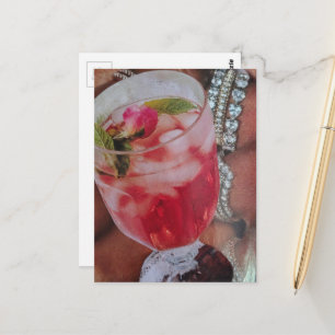 Carte Postale Boisson Rose Élégante et Bijoux Collage en Techniq