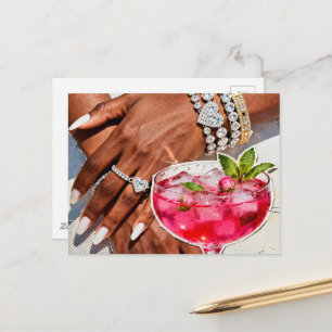 Carte Postale Boisson Rose Élégante et Collage de Nombreux Bijou