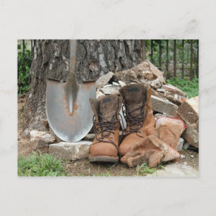 Carte Postale Bottes de travail et pelle