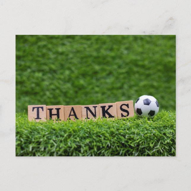 Carte Postale Boule de football avec Merci mot sont sur l'herbe  (Devant)