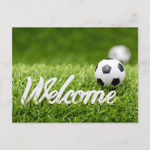 Carte Postale Boule de football sur gazon vert avec signe de bie