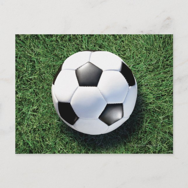 Carte Postale Boule de football sur herbe verte, gros plan (Devant)