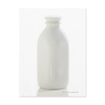 Bouteille à lait sur l'arrière - plan blanc