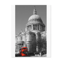 Bus rouge à la cathédrale Saint-Paul