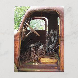 Carte Postale Camion rempli avec un coffre et une porte manquant