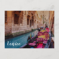 Canal avec gondole traditionnelle à Venise, Italie