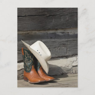 Carte Postale Casquette Cowboy sur bottes de cowboy devant un ca