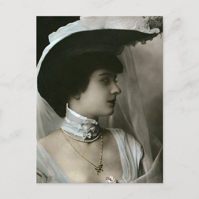 Carte Postale Casquette de plume et choker de dentelle (Devant)