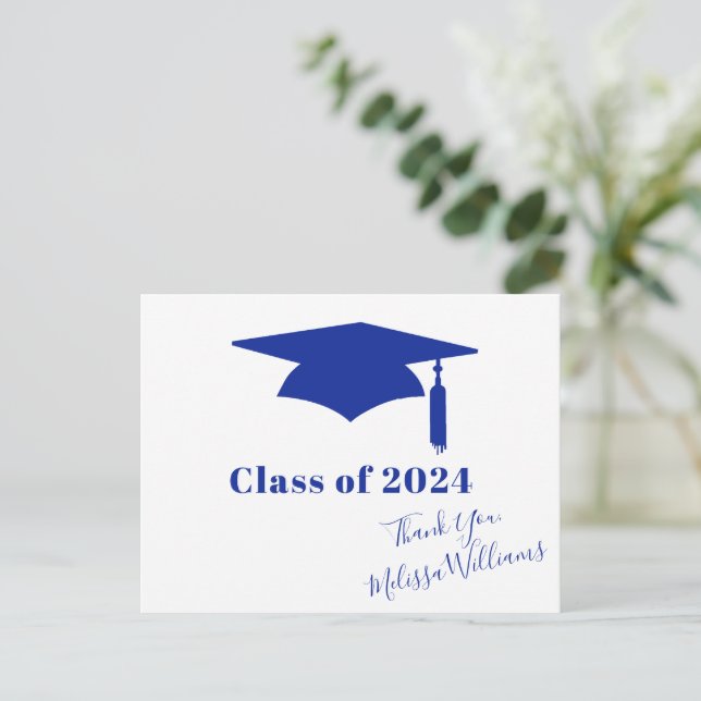 Carte Postale Casquette de remise des diplômes bleue - Remerciem (Debout devant)