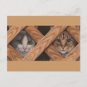 Carte Postale Cats Grey Tabby derrière la barrière de treillis c