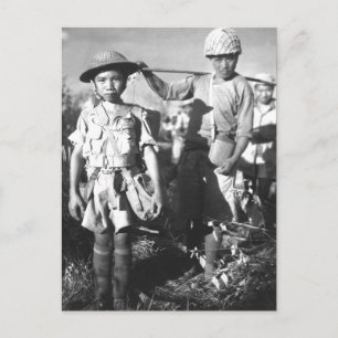 Carte Postale Ce soldat chinois, avec lourd pack_War Image