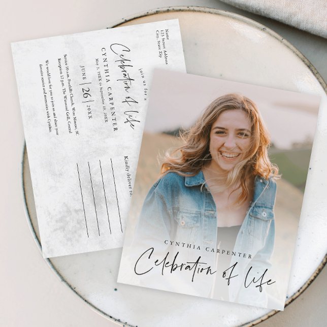 Carte Postale Célébration moderne de la vie Mémorial Funérailles (Modern handwritten script celebration of life photo memorial postcard.)