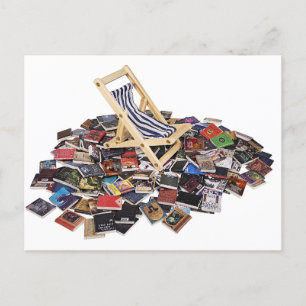 Carte Postale Chaise de plage en bois sur une pile de livres